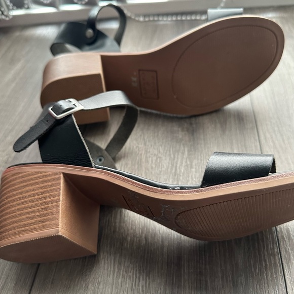 Rock & Candy Black Minimalist Sandals - Picture 5 of 9